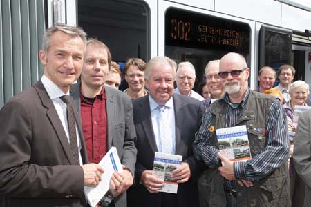 Buchvorstellung mit (v.l.n.r.) Oberb�rgermeister Frank Baranowski, Manfred Wieczorek (aGEnda 21), Werner Rybarski (aGEnda 21-B�ro), Gisbert Schlotzer (Vorstand BOGESTRA AG), Friedhelm Inhoff (aGEnda 21), Tomas Groh� (aGEnda 21); Foto: BOGESTRA AG